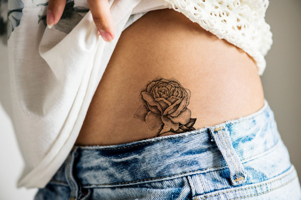 Tatouage pour femmes à CANNES | KAHUNA STUDIO